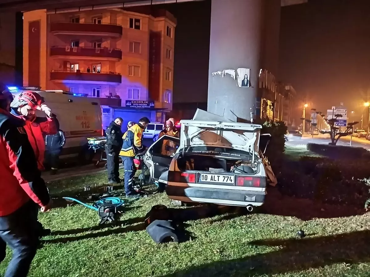 Balıkesir’de Üst Geçide Çarpan Otomobilin Sürücüsü Hayatını Kaybetti