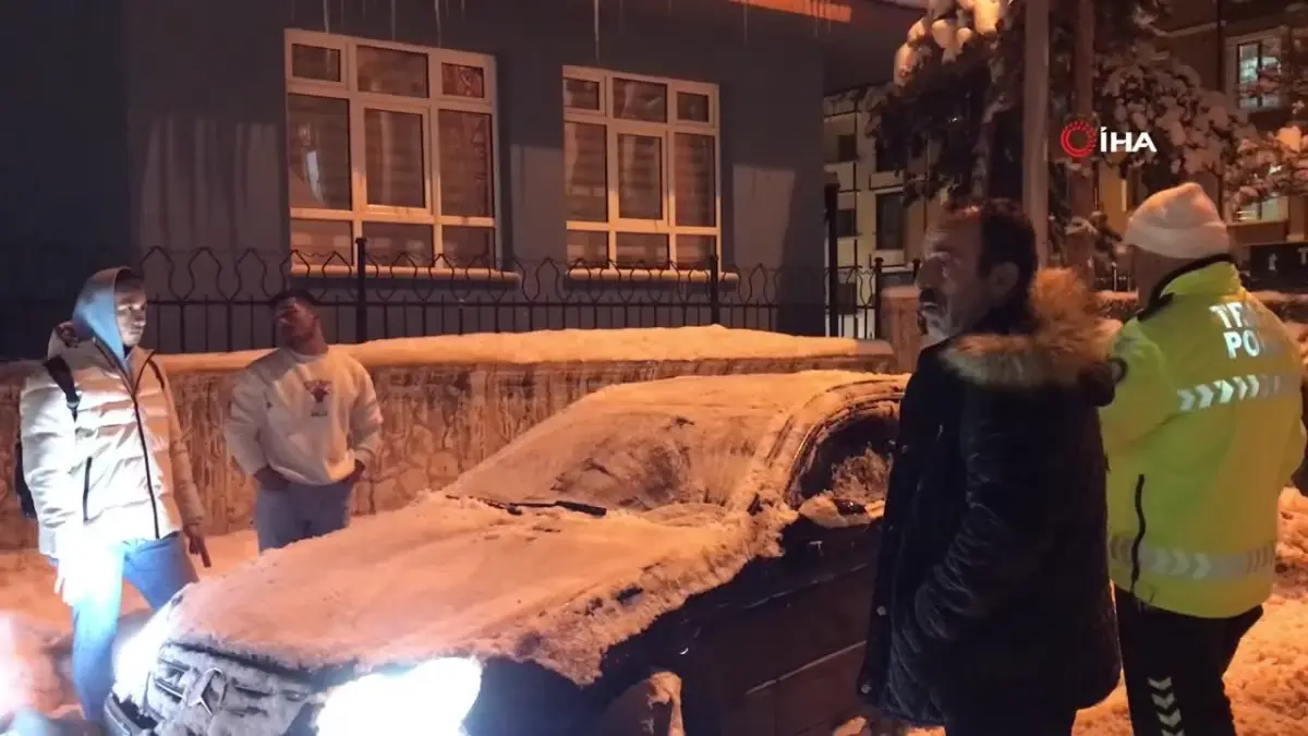 Bayburt’ta Kara Saplanan Mercedes’e Esnaf ve Vatandaş Yardım Etti