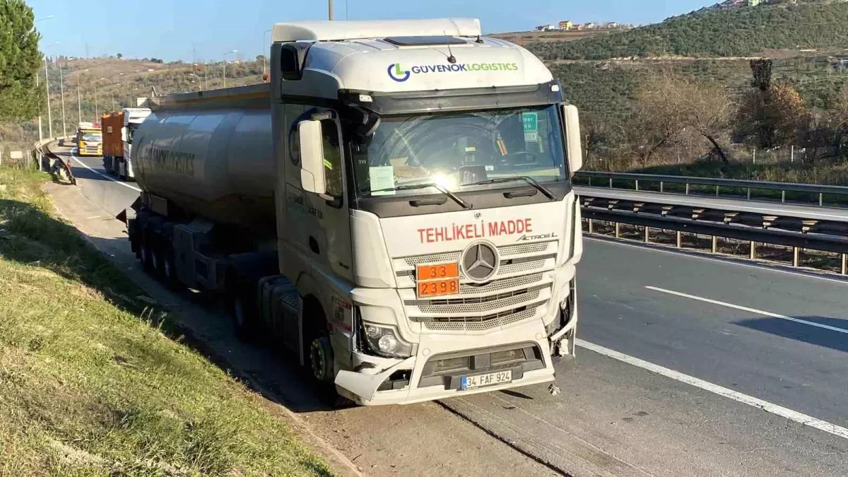 Kocaeli’de Kimyasal Madde Yüklü Tanker ile Otomobil Çarpıştı