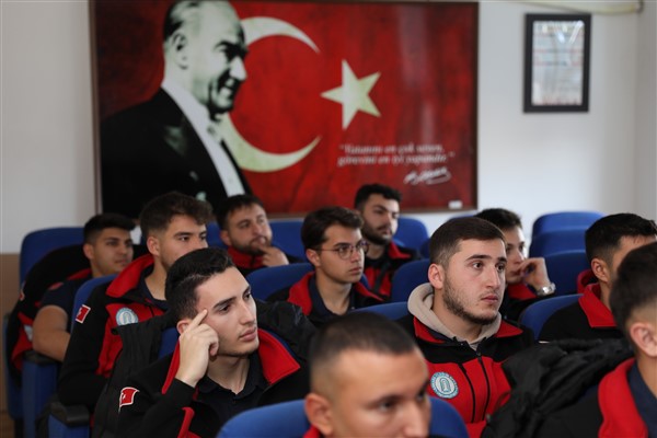 Samsun İtfaiyesi, itfaiyecilik öğrencilerine deneyimlerini aktarıyor