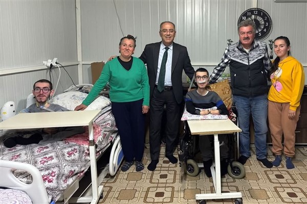 Antakya Belediye Başkanı Yapar, bir aileye konuk oldu