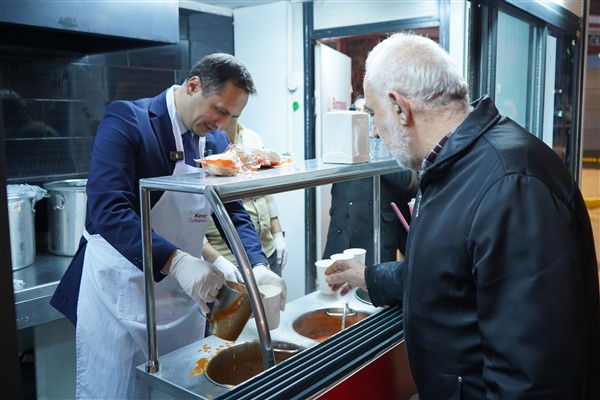 Başkan Eşki, çorba dağıtımında vatandaşlarla buluştu