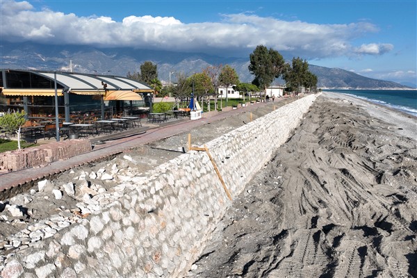 Antalya Büyükşehir’den Demre Kömürlük Sahili’ne duvar