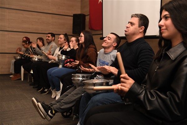 Liseli öğrenciler engelli bireylerle bir araya geldi