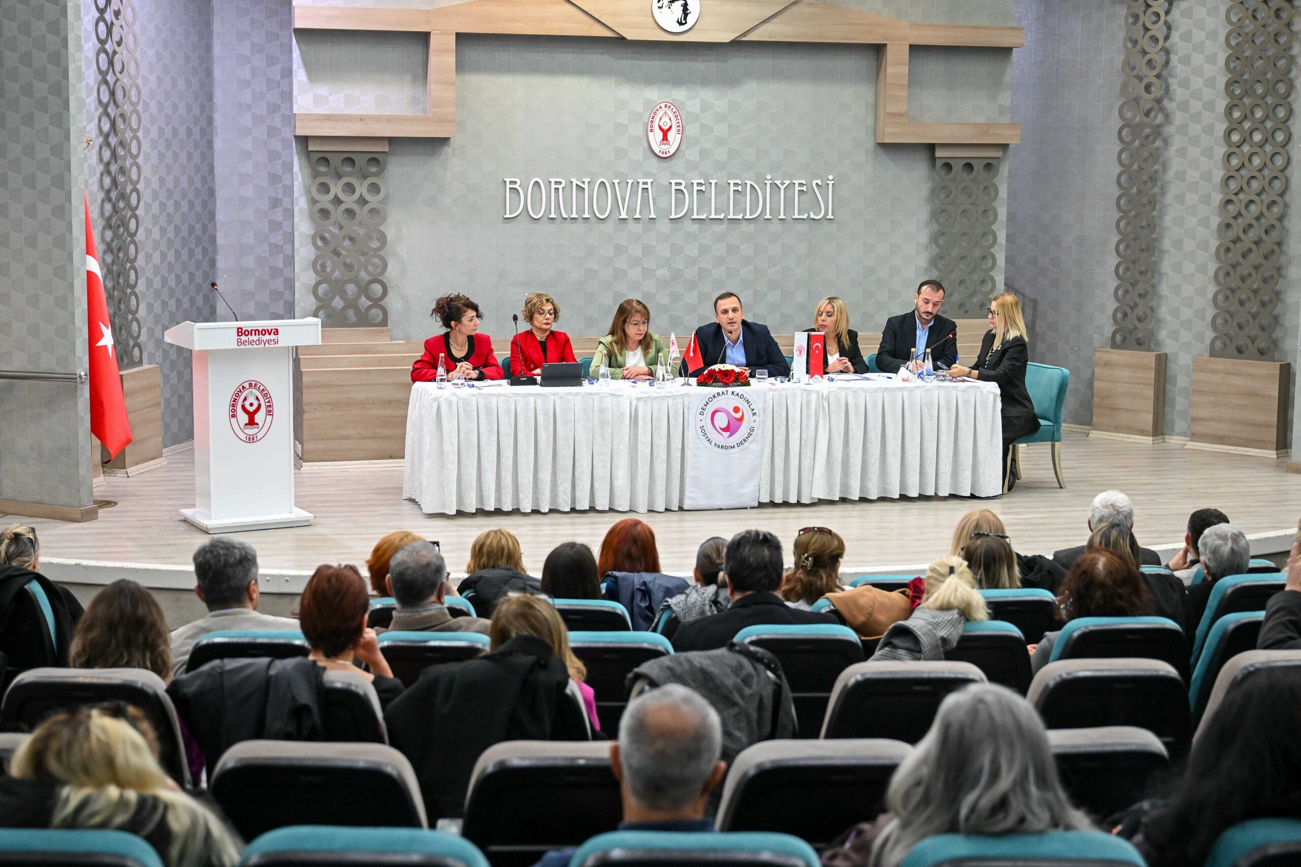 Bornova Belediyesi’nden kadın haklarına ilişkin panel