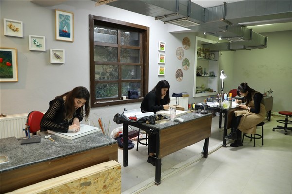 Cam Sanatları Atölyesi ve Sıcak Cam Stüdyosu’nun kapıları öğrencilere açıldı