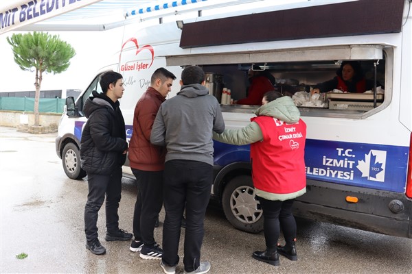 İzmit Belediyesi’nden Malta Mahallesi Merkez Cami cemaatine çorba ikramı