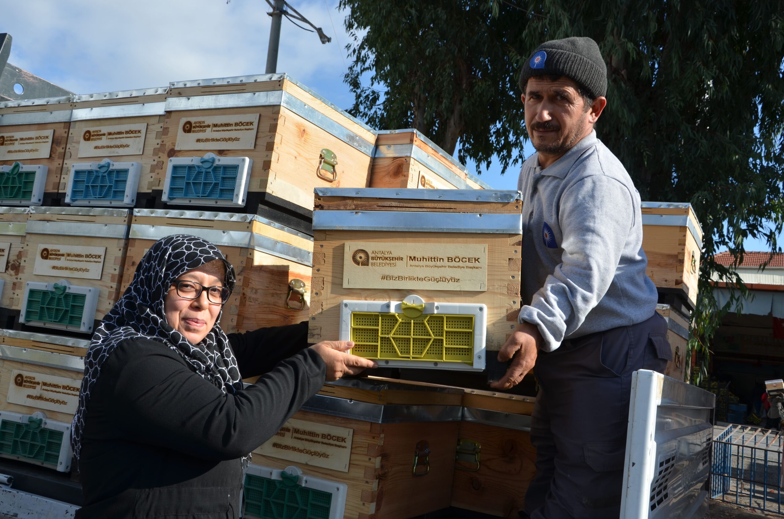 Antalya Büyükşehir Belediyesi Alanyalı bal üreticilerine arı kovanı hibe etti