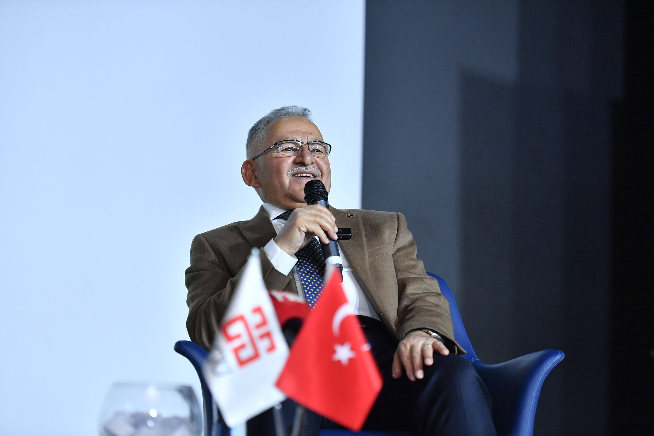 Başkan Büyükkılıç, AGÜ’lü öğrencilerle buluştu