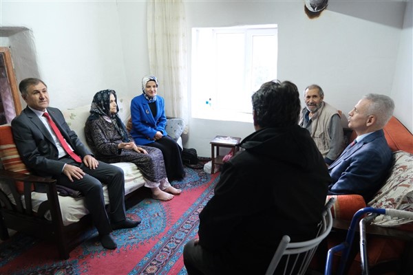 Vali Çiçekli, Erşen çiftinin evini ziyaret etti