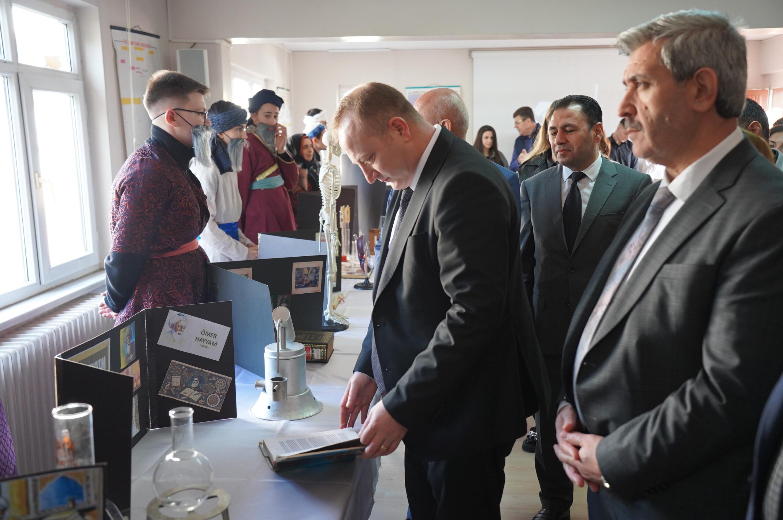 Başkan Vekili Bakırdan, İnsan Hakları Günü’nde gençlerle buluştu