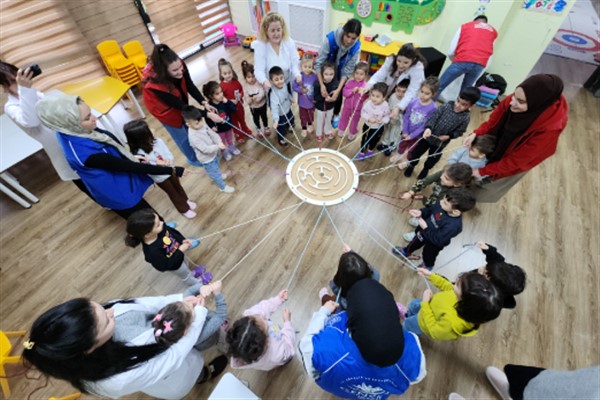 Gönüllü gençler, çocuklarla buluştu