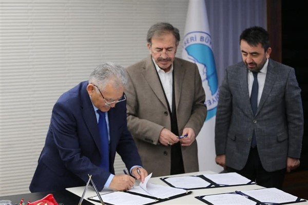 Başkan Büyükkılıç ve hayırsever Birdal, cami için protokol imzaladı