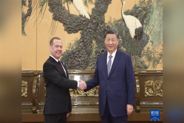 Cumhurbaşkanı Xi, Medvedev ile görüştü