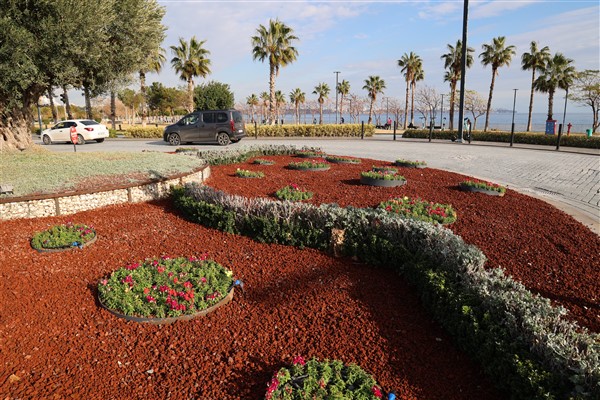 Antalya mevsim çiçekleriyle donatılıyor
