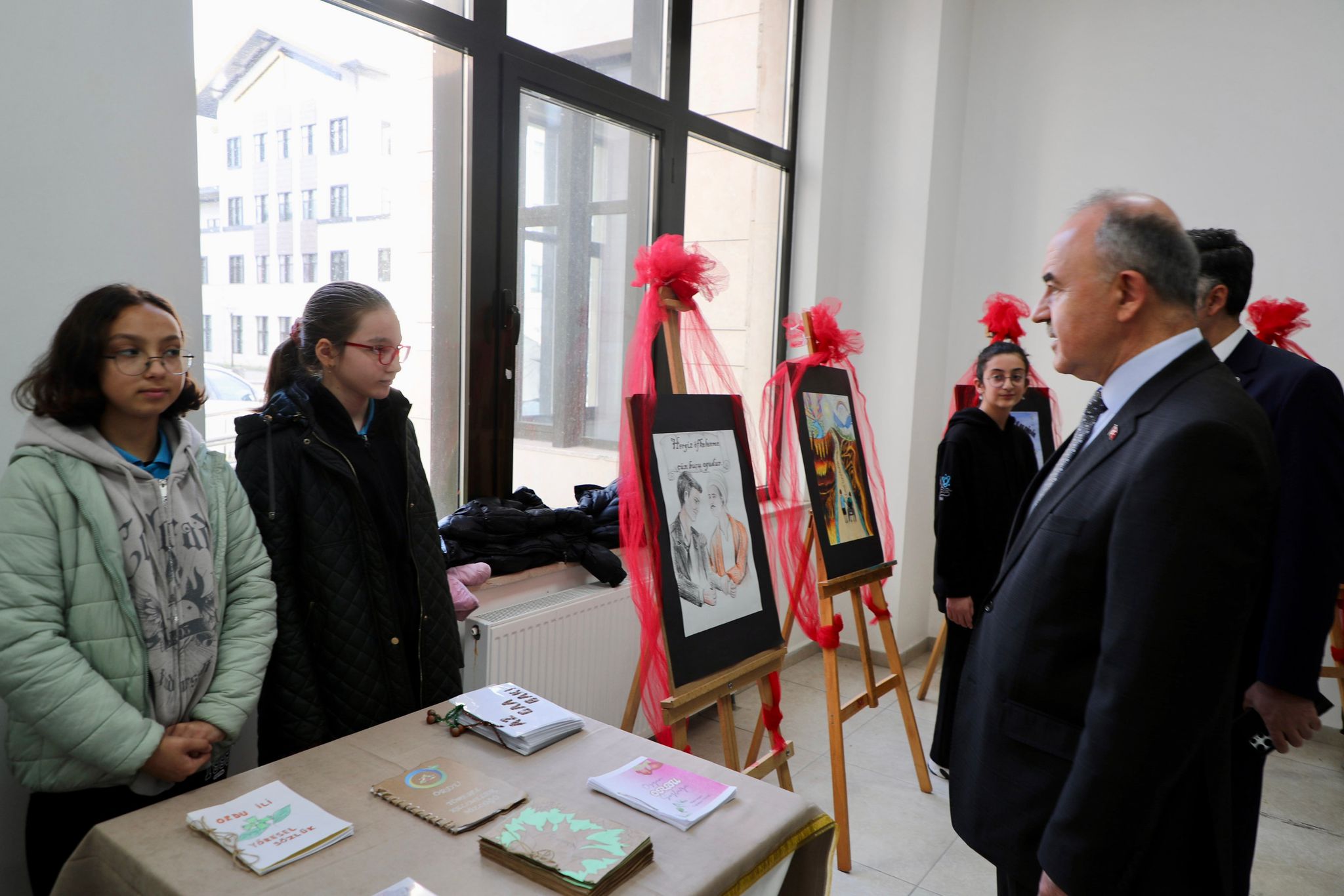 Vali Erol, Deneme Yazma, Afiş Tasarım ve Sözlük Tasarım Yarışması açılışına katıldı