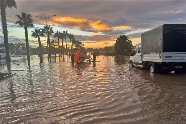 ASAT ve itfaiye ekipleri, Manavgat’ta su baskınlarına müdahale ediyor