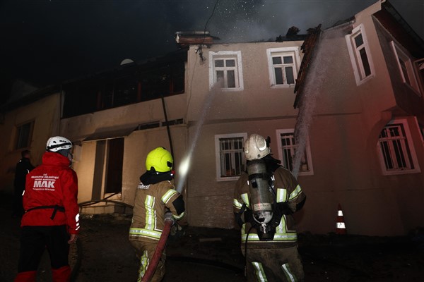 Mudanya Belediyesi, Harmanlar Caddesi’nde yangına müdahale etti