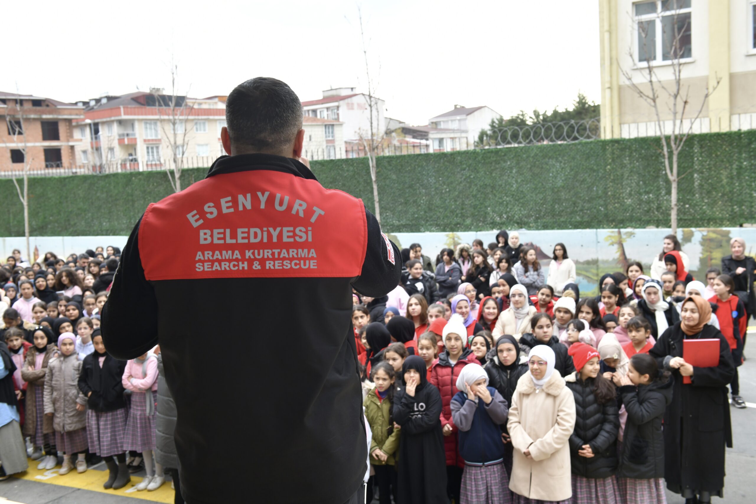 Esenyurt Belediyesi’nden öğrencilere afet bilincine ilişkin eğitim