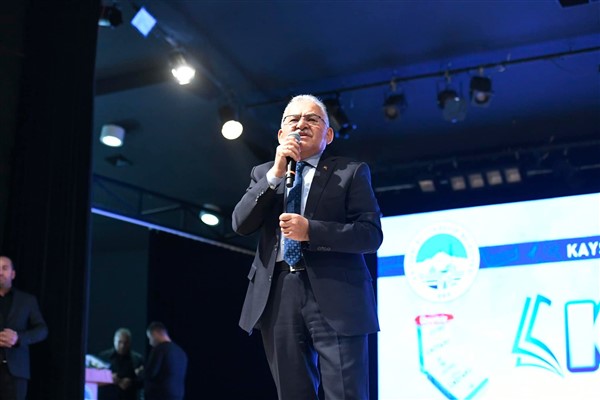 Başkan Büyükkılıç’tan öğrencilere kitap desteği