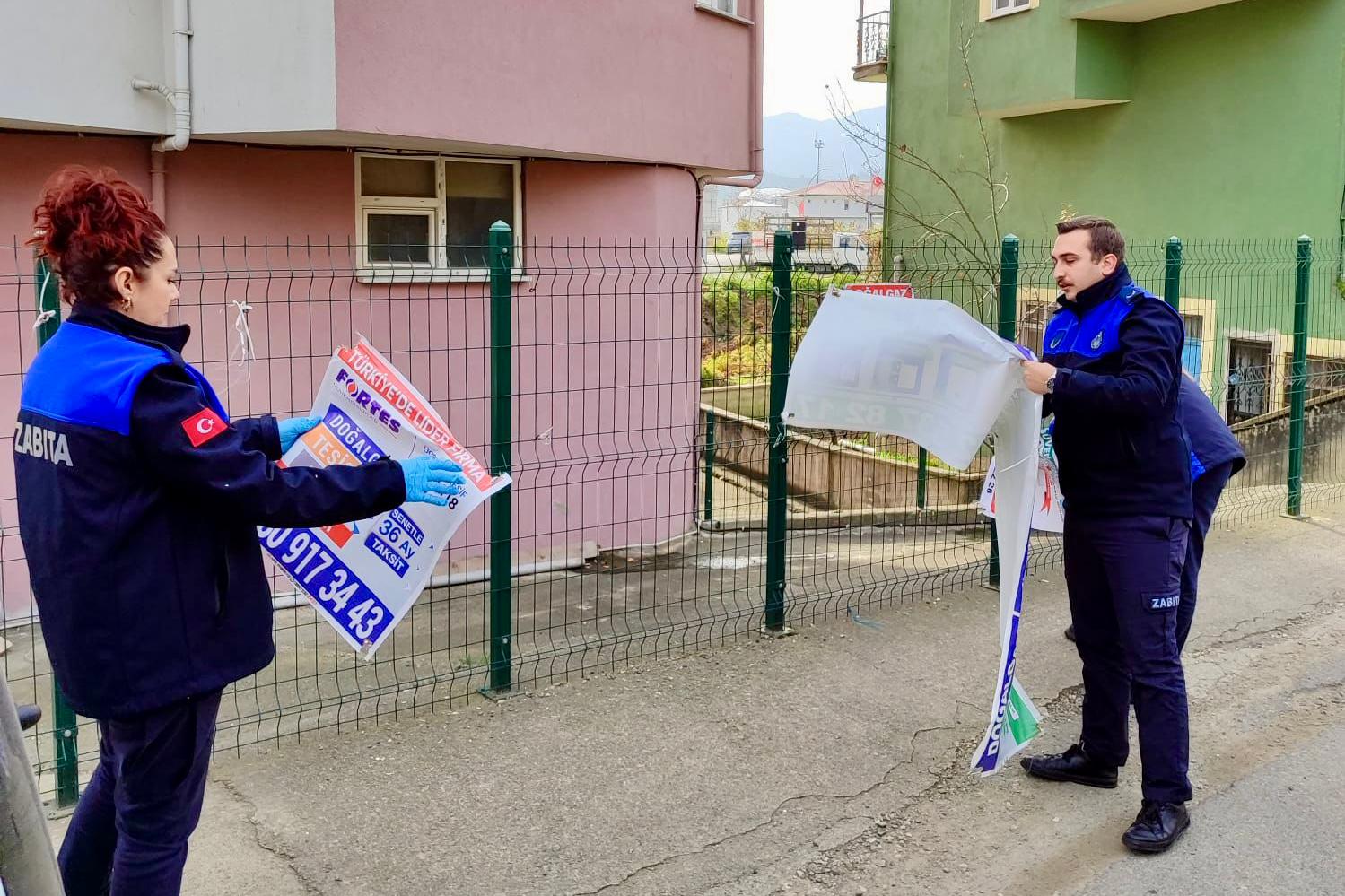 Giresun’da gelişigüzel asılan pankart ve afişler zabıta tarafından kaldırılıyor