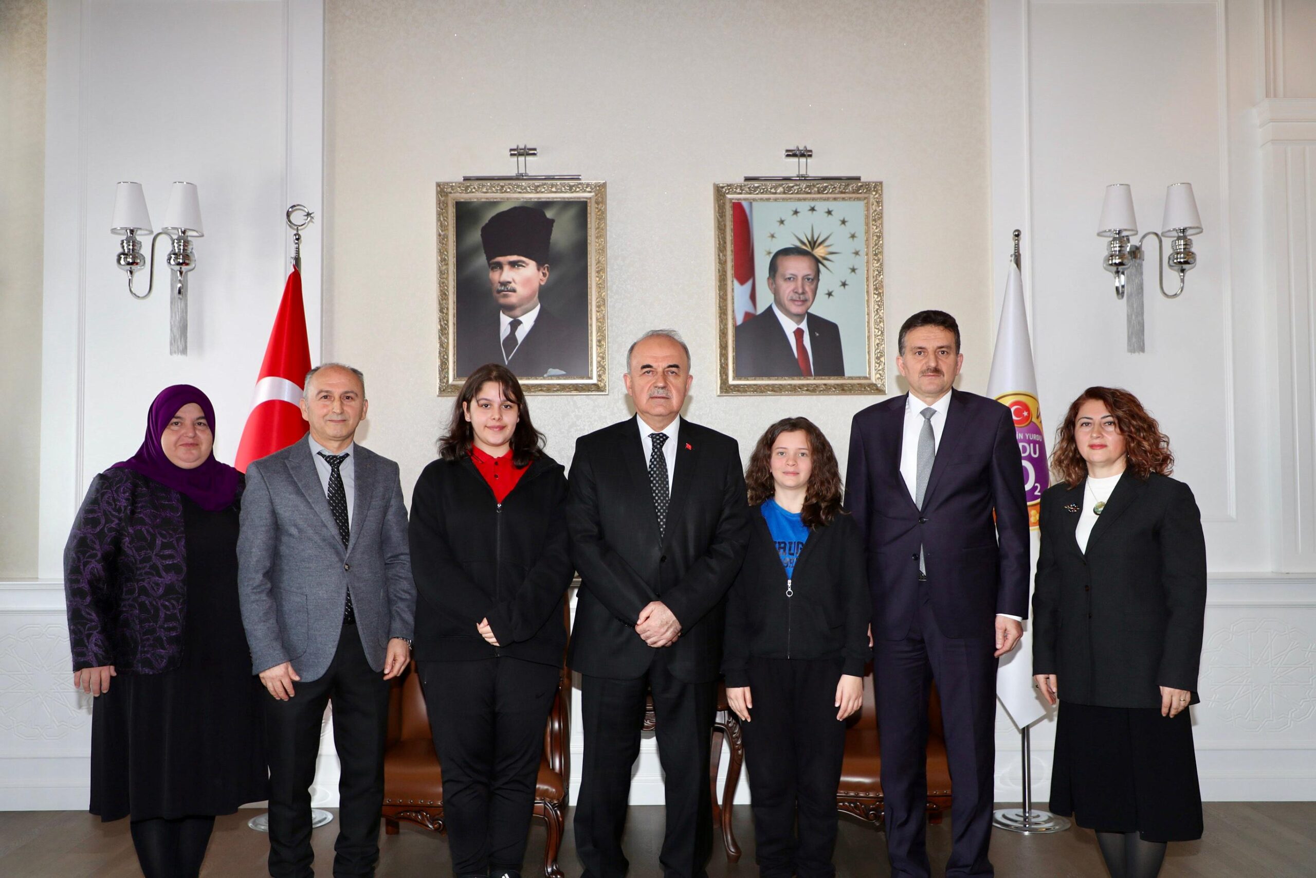 Vali Erol, resim yarışmasında dereceye giren öğrencileri kutladı