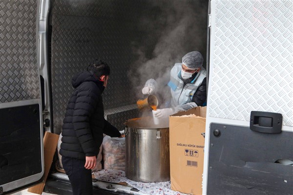 Büyükşehir, 4 noktada sıcak çorba dağıtımına başladı