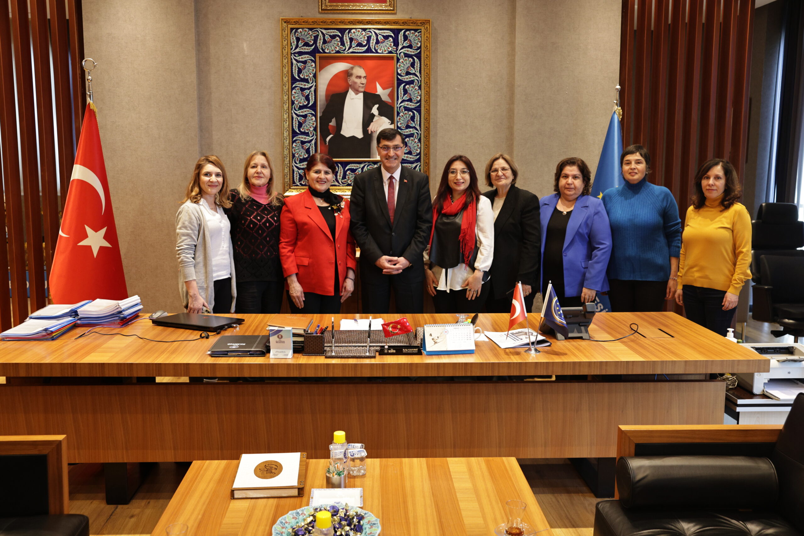 Başkan Kahveci’den CHP İl Kadın Kolları Başkanı Kara’ya plaket