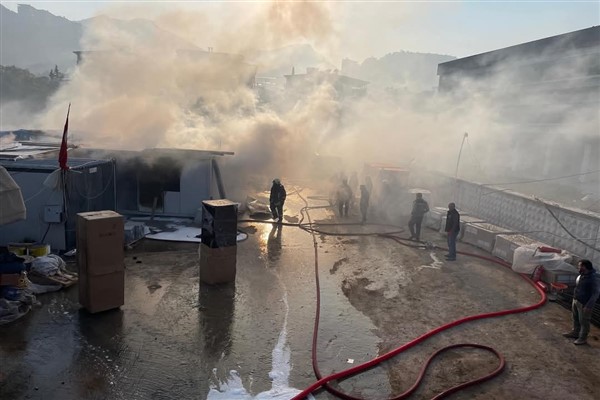 Defne’de emniyet personeli konteynerlerinde yangın çıktı