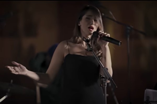 İran’da, kolsuz elbiseyle başı açık performans sergileyen şarkıcı tutuklandı