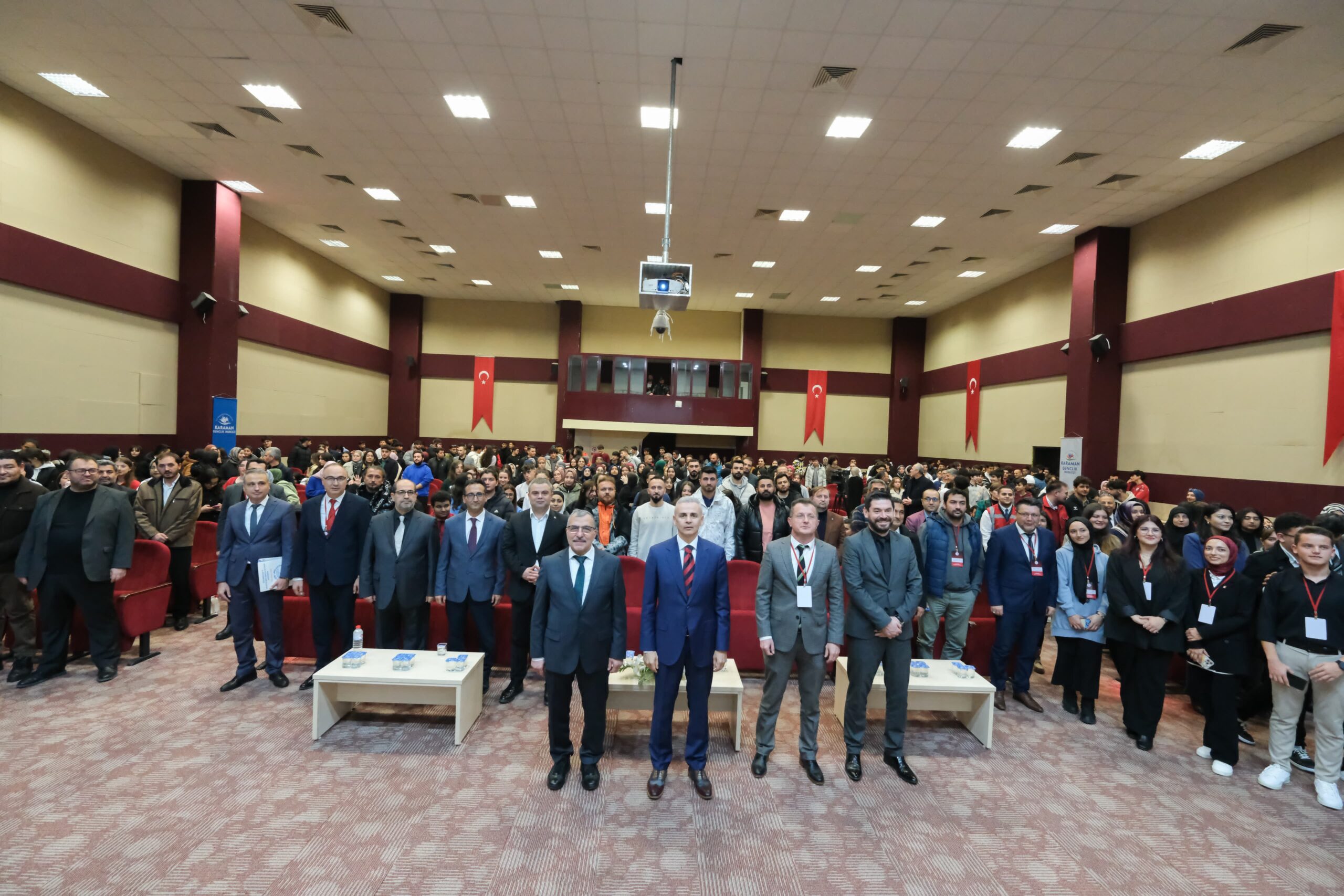 Vali Çiçekli, Gençlik Politika Belgesi Vizyon Çalıştayı’nda gençlerle buluştu