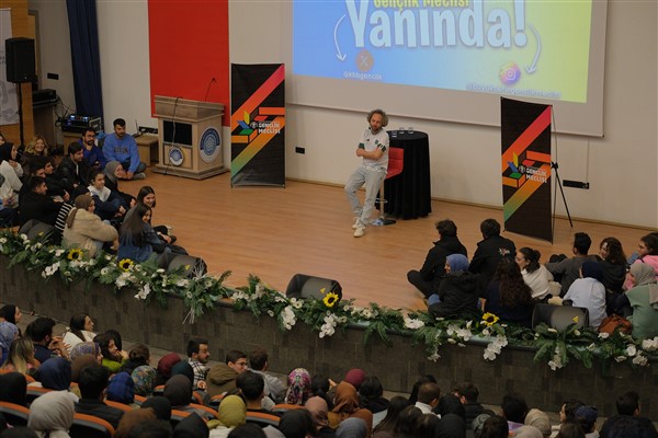 Komedyen Çam, Konya’da üniversiteli gençlerle buluştu