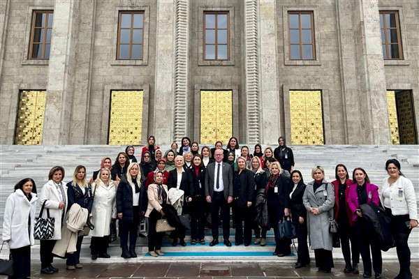 Balıkesirli kadın muhtarlar, Anıtkabir’i ziyaret etti