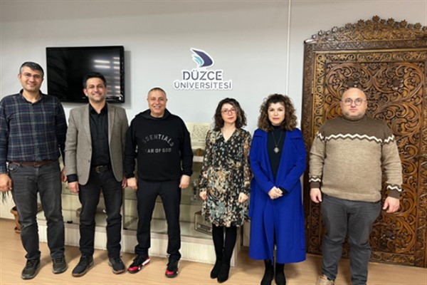 Denim atıklarından moda tasarımına: Düzce MYO öğrencilerinin “İleri Dönüşüm Atölyesi”