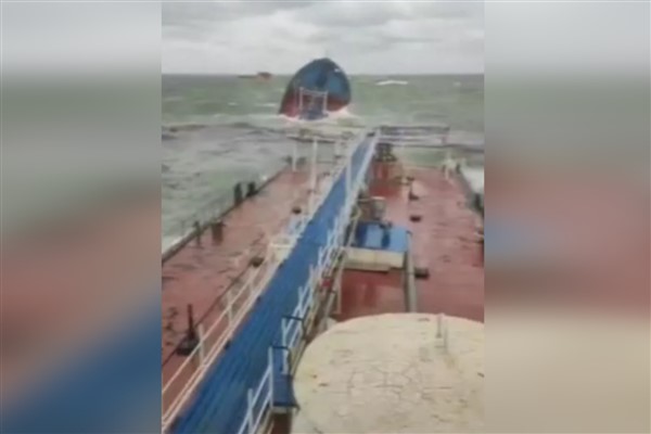 Kırım Kerç Boğazı’nda iki Rus tankeri zor durumda