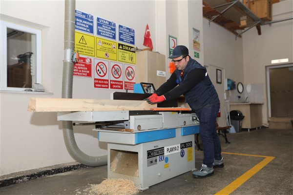 Muğla Büyükşehir marangoz atölyesi ile yüzde 69 tasarruf etti