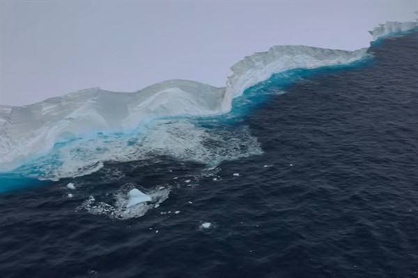 Dünyanın en büyük buzdağı, girdaptan kurtulduktan sonra kuzeye doğru gidiyor