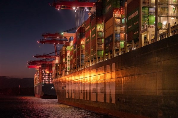 İstanbul Boğazı Garipçe önlerinde arıza yapan yük gemisi Büyükdere’ye demirletildi