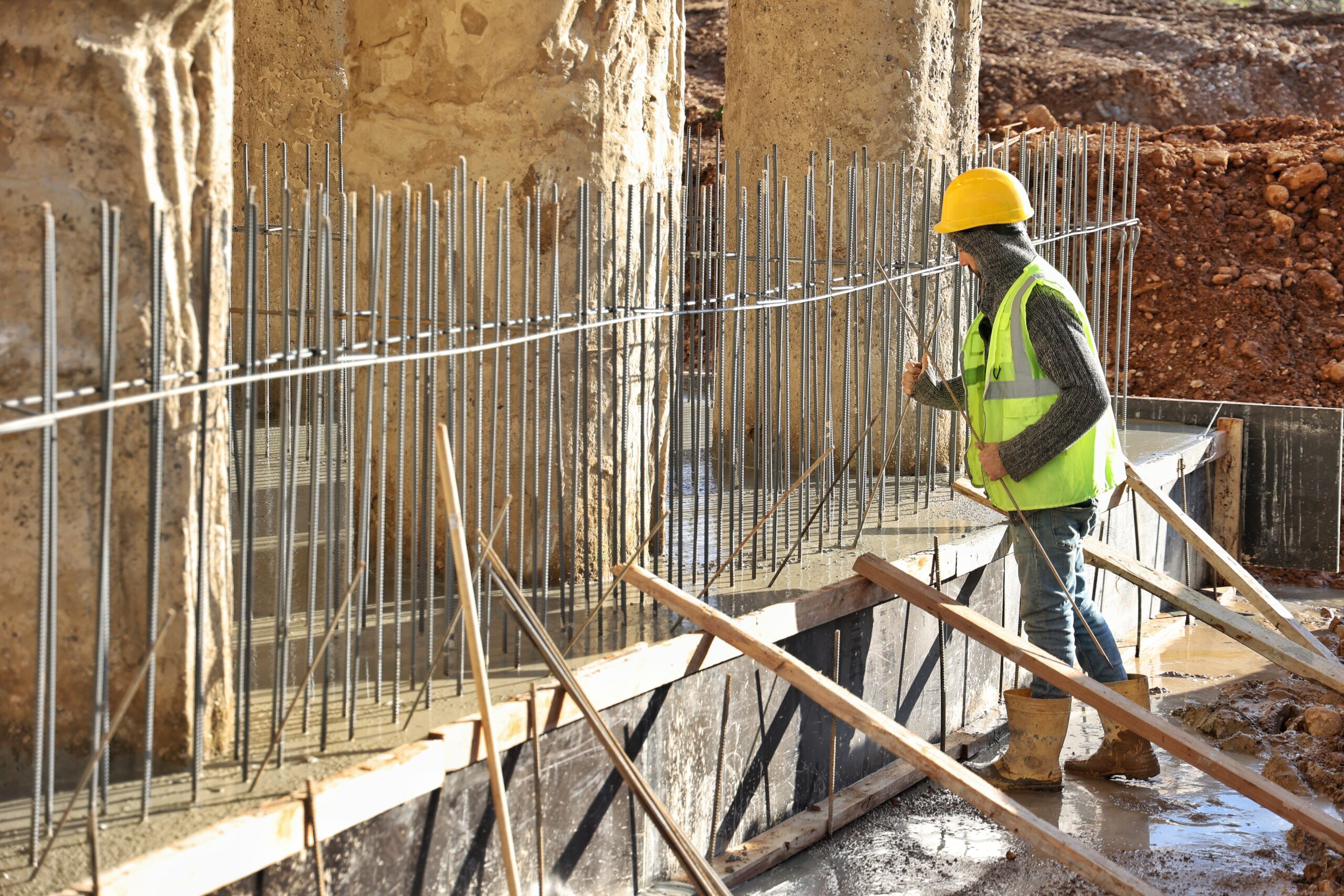 Antalya Büyükşehir Belediyesi, Aksu Çayı köprüsünün ayağını güçlendiriyor