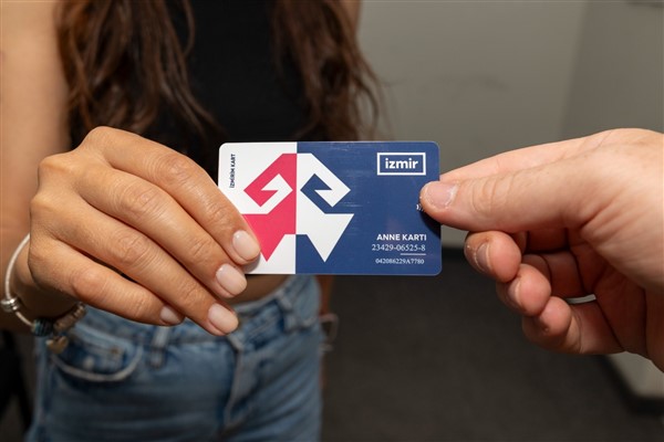 İzmir Büyükşehir Belediyesi’nden “Anne Kart”