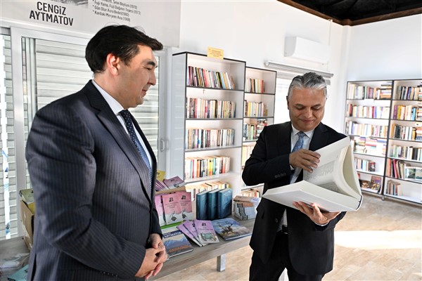 Aytmatov’un eserleri kütüphaneye bağışlandı