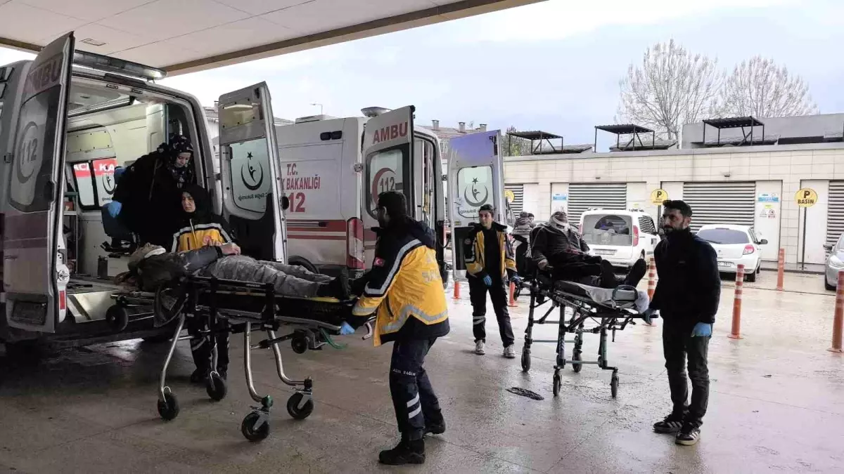 İnegöl’de Otomobil ile Hafif Ticari Araç Çarpıştı: 2 Yaralı