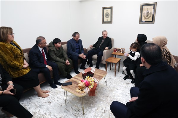 Cumhurbaşkanı Erdoğan’dan Gaziantep’te depremzede aileye ziyaret