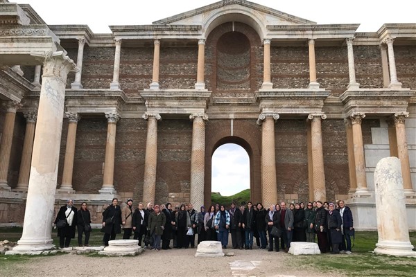 Manisalı kadınlar Salihli’yi gezdi