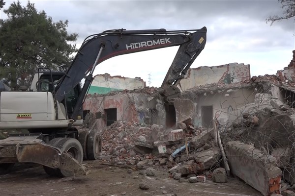 Muratoba’da metruk hale gelen okul binası yıkıldı