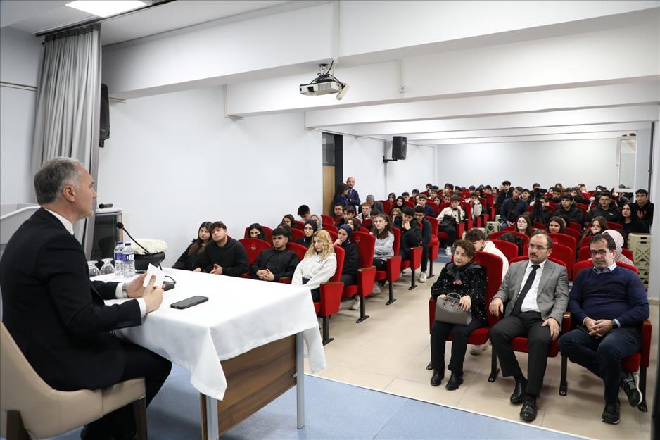 Başkan Taban, “Genç Bakış” buluşmaları kapsamında öğrencilerle bir araya geldi