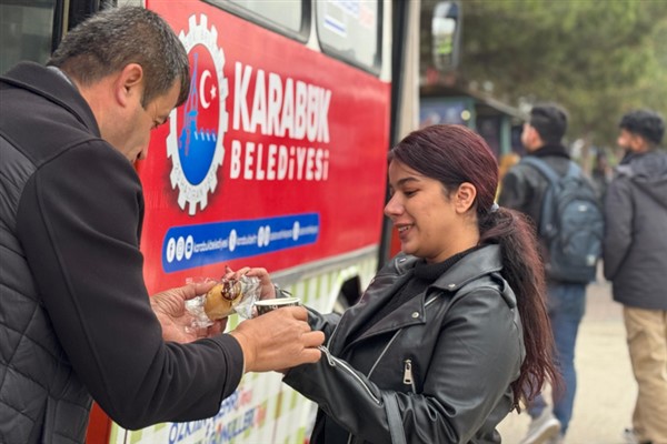 Karabük’te üniversite öğrencilerine sıcak çorba ikramı