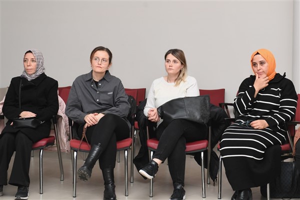 Osmangazi Belediyesi’nden “Kadın Olmak İletişimin Gücü” söyleşisi
