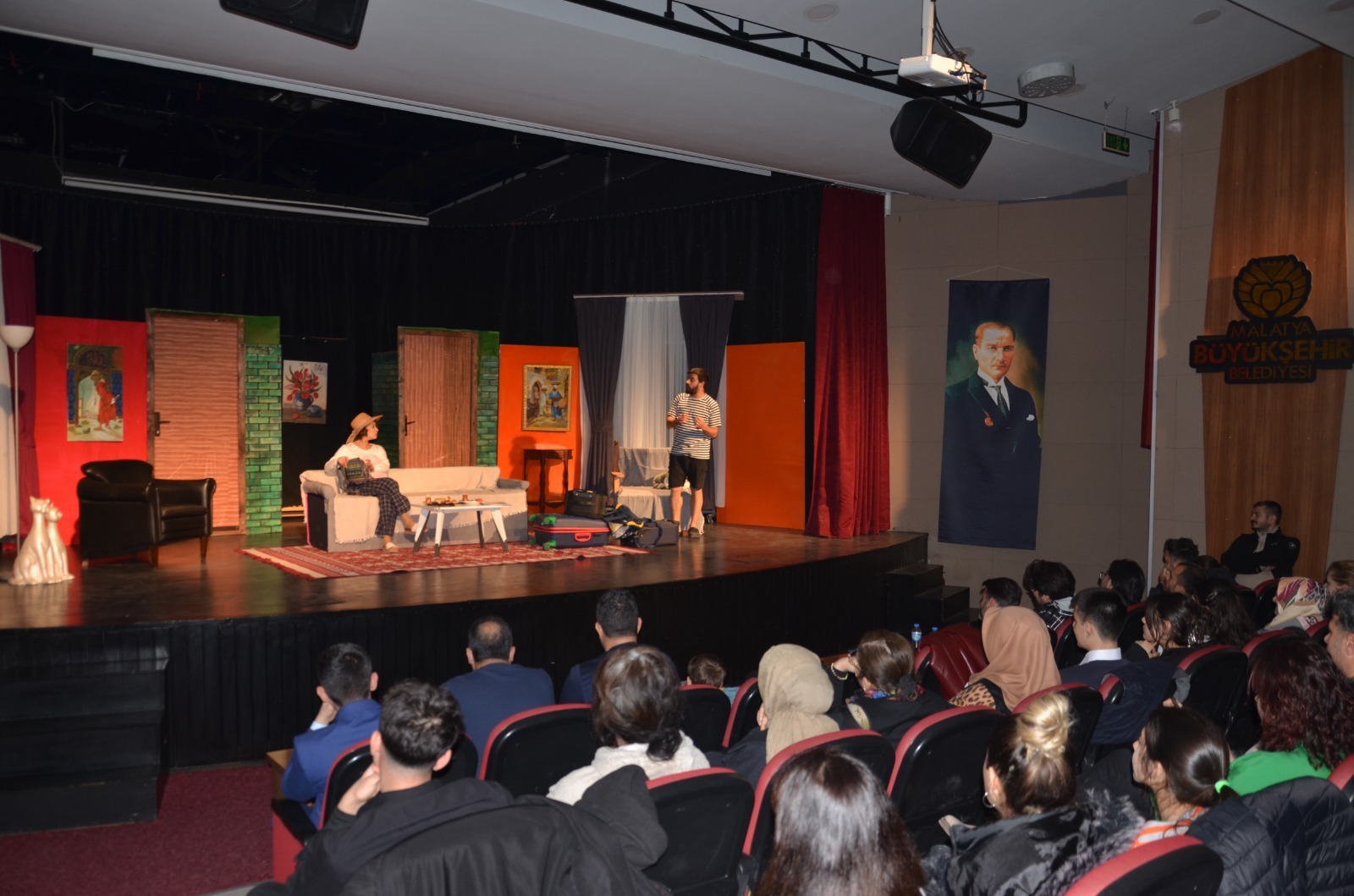 “Kalbin Tek Arkadaşı” tiyatro oyunu sahnelendi