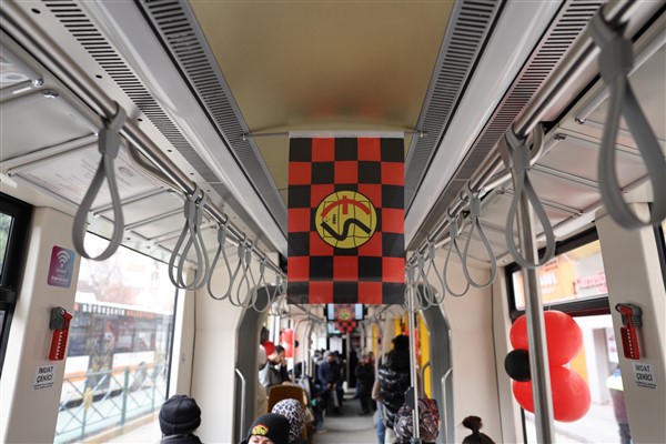 Eskişehir’de tramvaylar, bayraklar ve siyah kırmızı balonlarla donatıldı